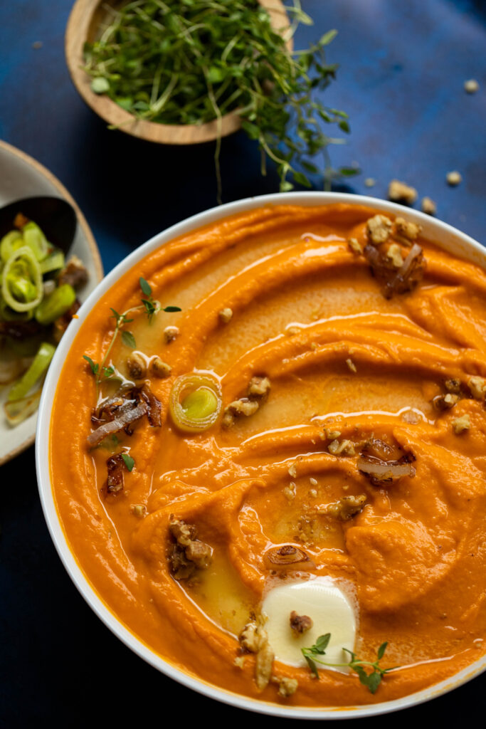 These creamy sweet potatoes with toasted walnuts, fresh thyme, and sautéed leeks and shallots is just what you need!