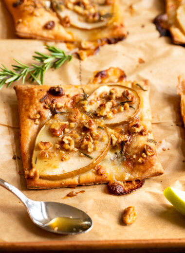 This savory tart with pears, honey, brie cheese and walnuts is the perfect appetizer!