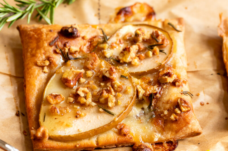 This savory tart with pears, honey, brie cheese and walnuts is the perfect appetizer!