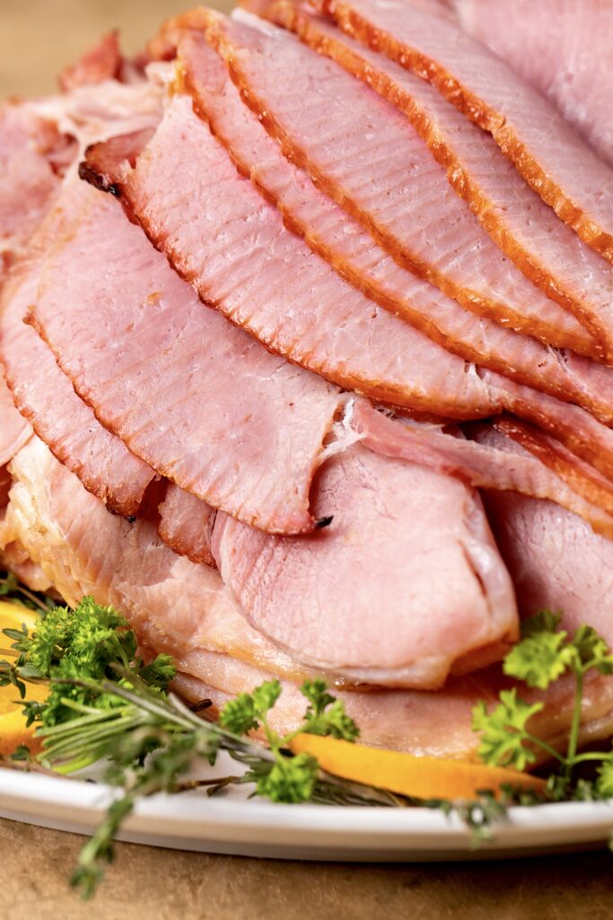 A super detailed shot of the sliced ham ready for serving. 